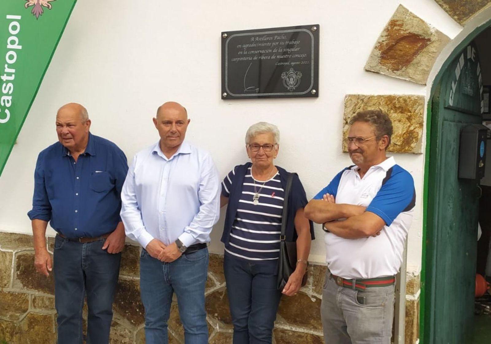 Por la izquierda, Pepe González, Francisco Javier Vinjoy, Mirita García y Javier Gallego, ayer, tras la inauguración de la placa. | S. A.