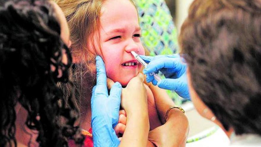 Una niña norteamericana recibe la vacuna intranasal para prevenir la gripe. | J. R. BOUNDS