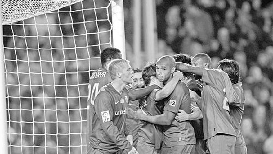 Los jugadores azulgranas felicitan a Henry tras su tercer gol al Valencia el pasado sábado.