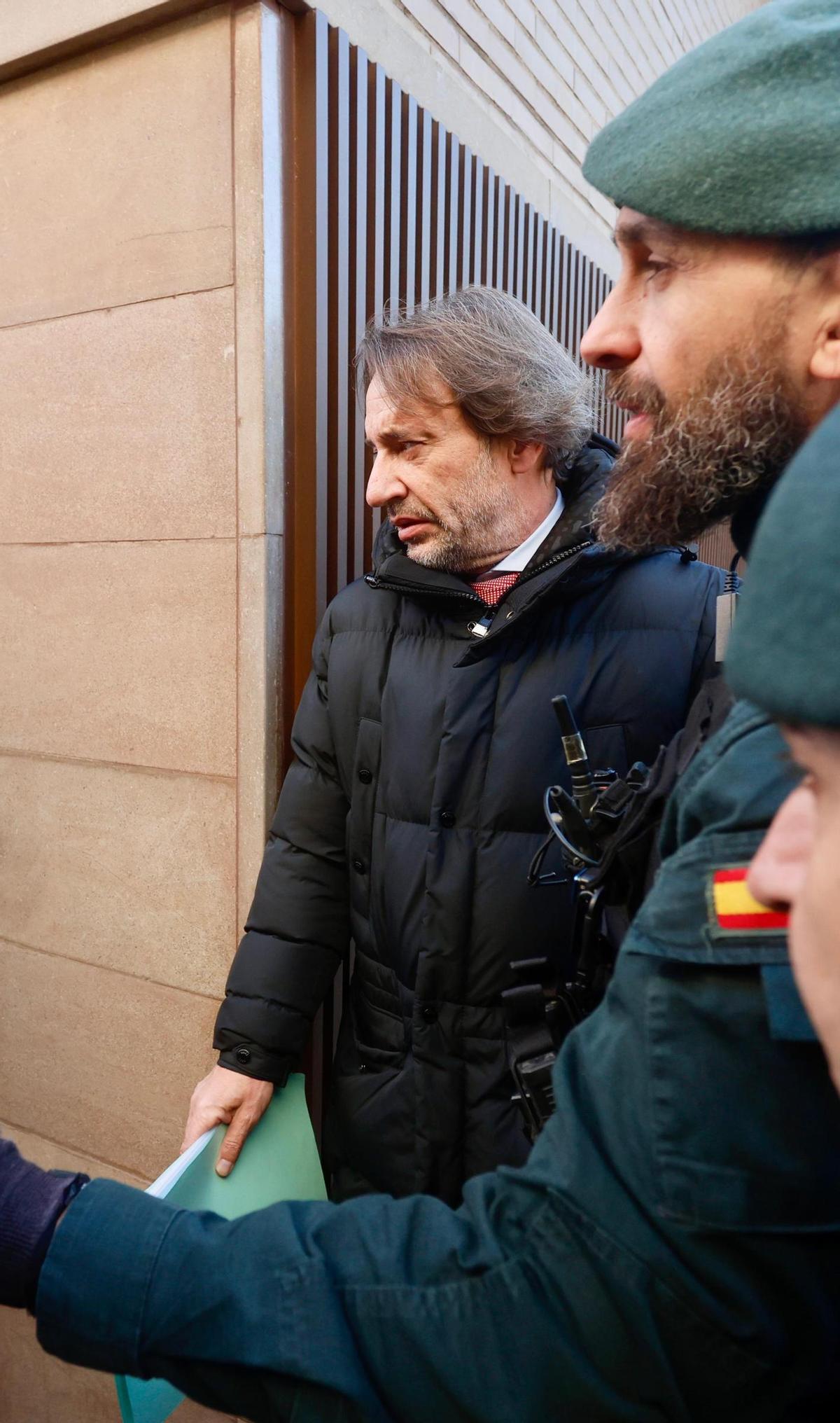 Pradas y José Manuel Cuenca salen de los juzgados de Catarroja