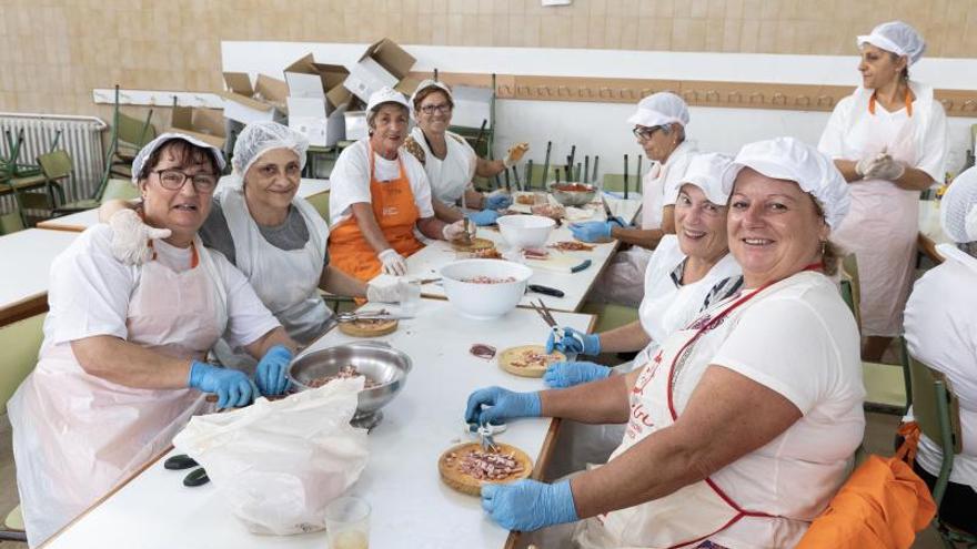 Ocho toneladas de bivalvo y más de 90 cocineras para recuperar la Festa do Mexillón