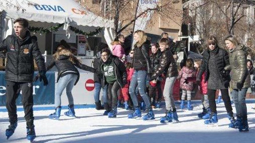 Usuaris de la pista de gel van aprofitar, ahir, la darrera jornada per poder patinar una estona