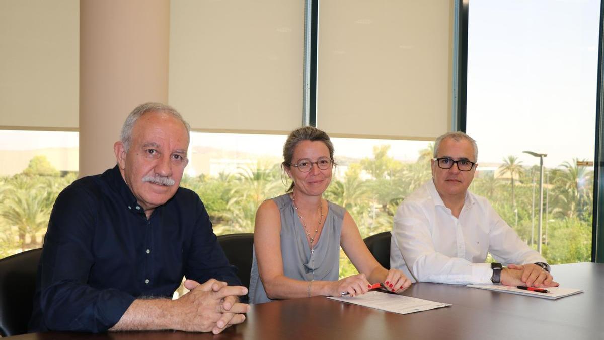 Firma del convenio entre la UMH de Elche y Aigües d&#039;Elx, con Miguel Ors, María José Lopez y Javier Prieto