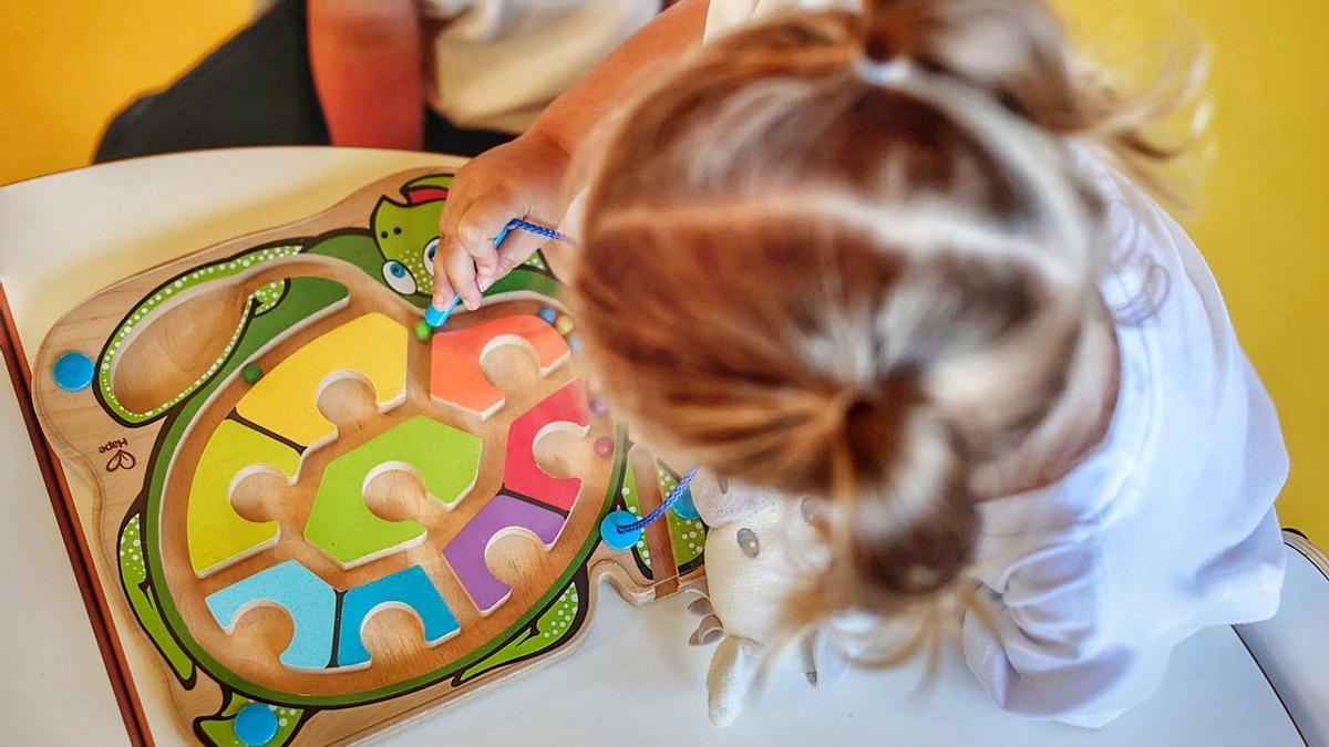 Una niña juega en un aula canaria.