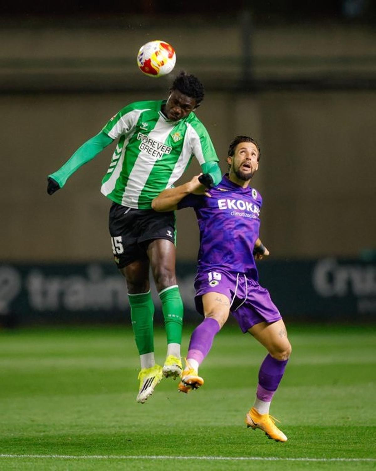 Fran Sol pierde el duelo con el central del Betis B durante la derrota del Hércules en Sevilla.
