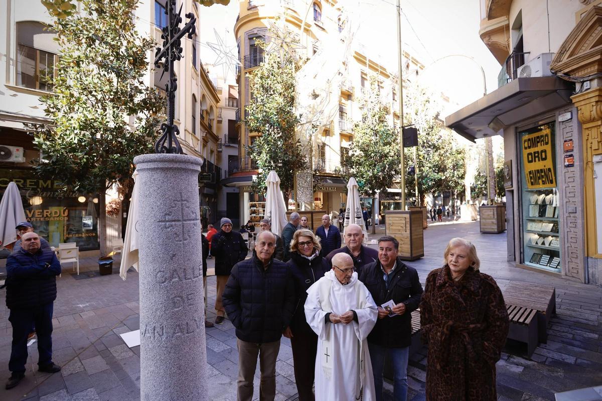Miguel Ruiz Madruga, informa sobre la reposición de la Cruz Dominica de la calle San Álvaro. En la confluencia de la calle Cruz Conde con la calle San Álvaro