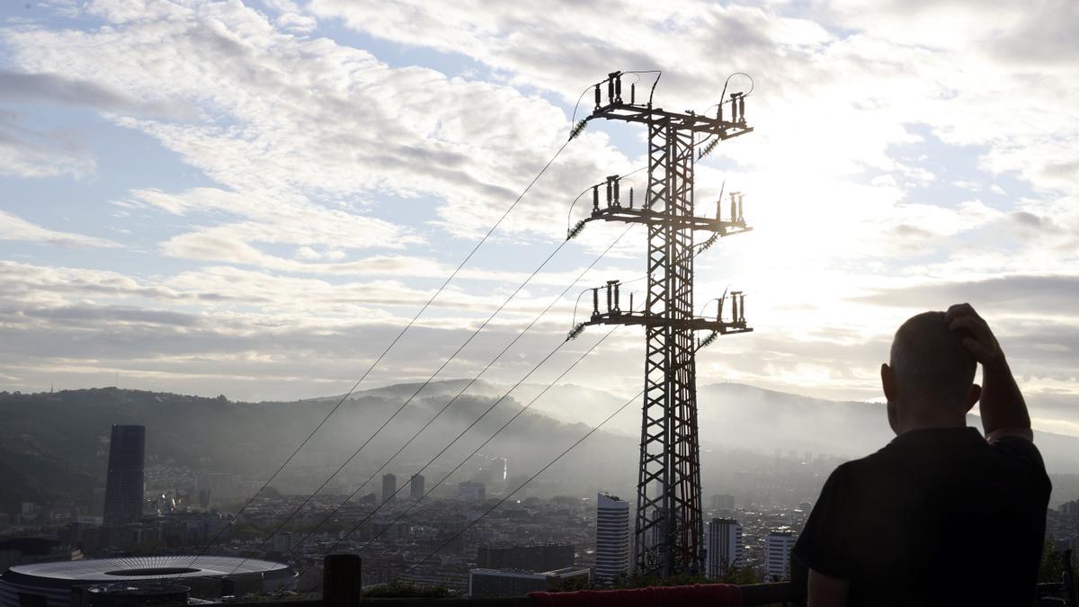 Una torre de alta tensión.