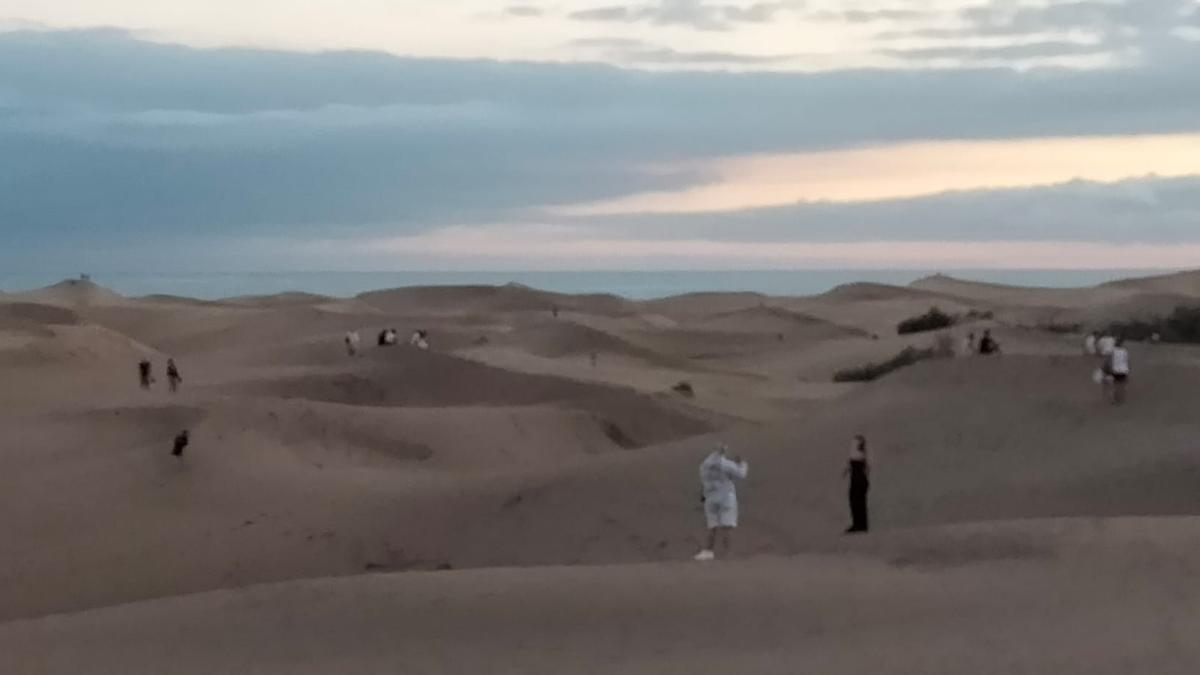 Invasión silenciosa en las Dunas de Maspalomas: ¿hasta cuándo seguirá el desfile de visitantes?