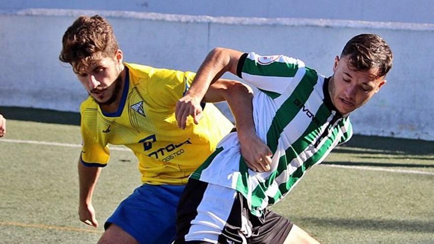 El cordobesista Ale Marín pugna con un jugador del Tomares.