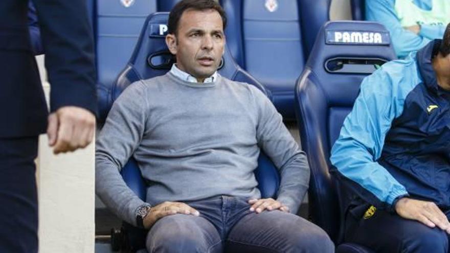 Javi Calleja, en el banquillo del Estadio de la Cerámica en el duelo ante el Real Madrid.