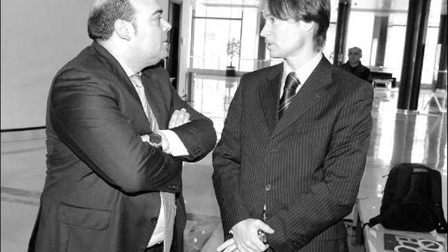 Agustín Iglesias Caunedo y Marcel Forns, ayer, durante la presentación del acto.