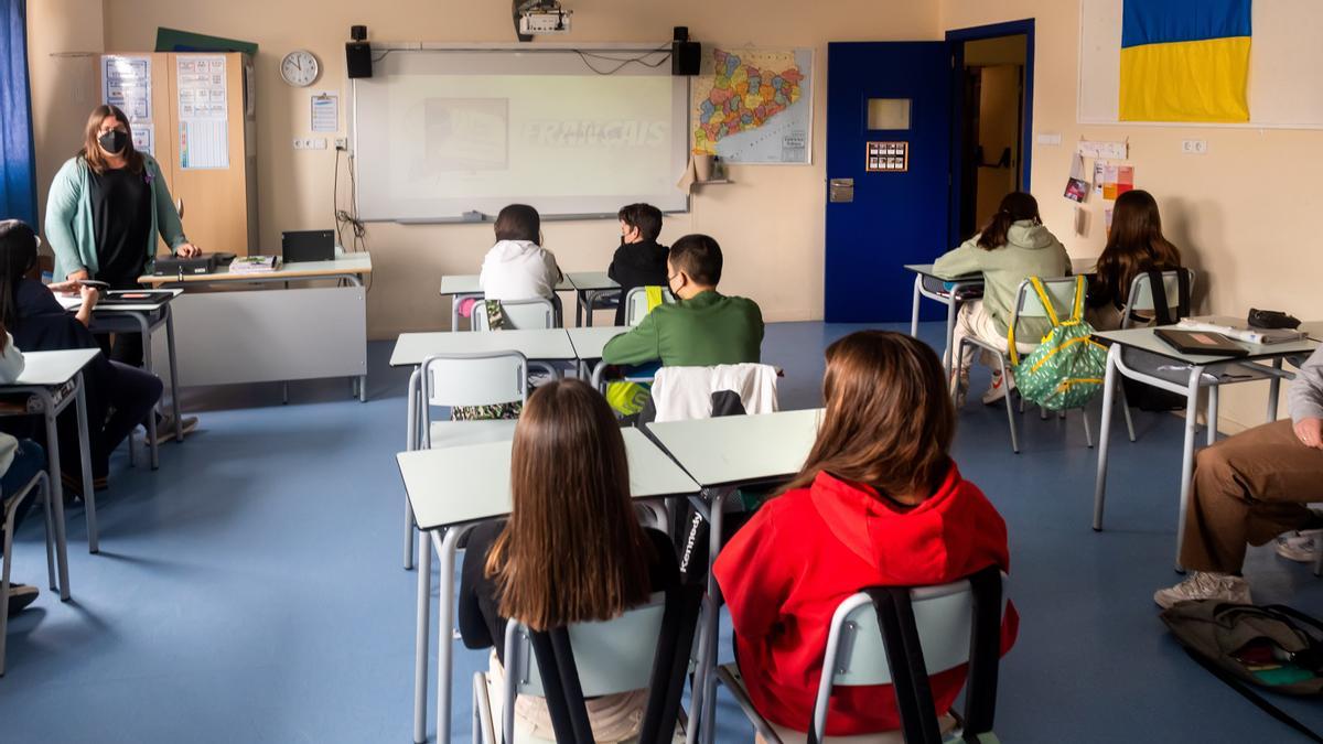 Clase de segundo de ESO del colegio Mare de Déu del Roser Fedac-Guissona, donde alumnos locales han colgado una bandera de Ucrania en solidaridad con sus compañeros