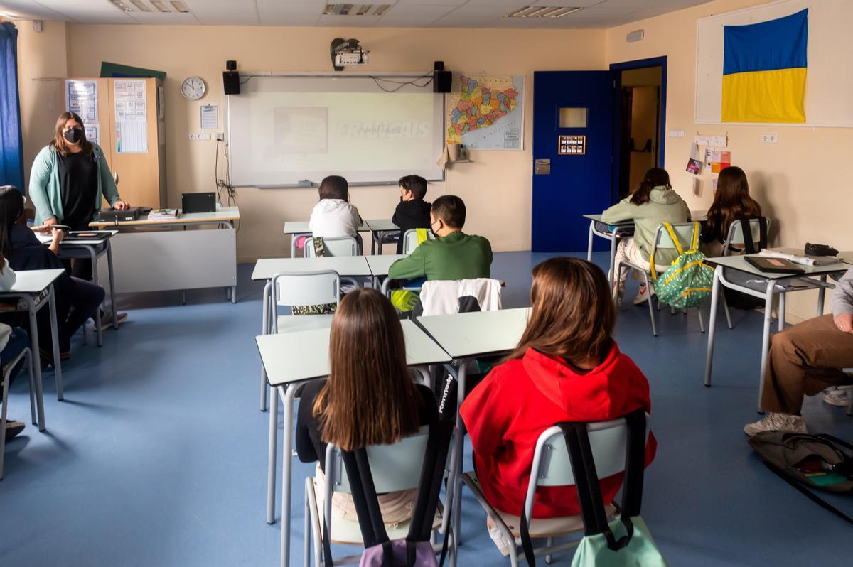 Clase de segundo de ESO del colegio Mare de Déu del Roser Fedac-Guissona, donde alumnos locales han colgado una bandera de Ucrania en solidaridad con sus compañeros.