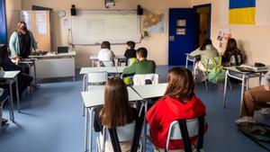 Clase de segundo de ESO del colegio Mare de Déu del Roser Fedac-Guissona, donde alumnos locales han colgado una bandera de Ucrania en solidaridad con sus compañeros.