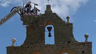 Liberado un cigüeño "atrapado" en la torre de la iglesia de Prado
