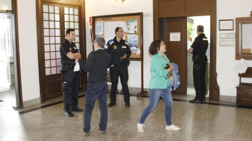 Agentes, esta mañana en el Concello de Marín. // S. Álvarez