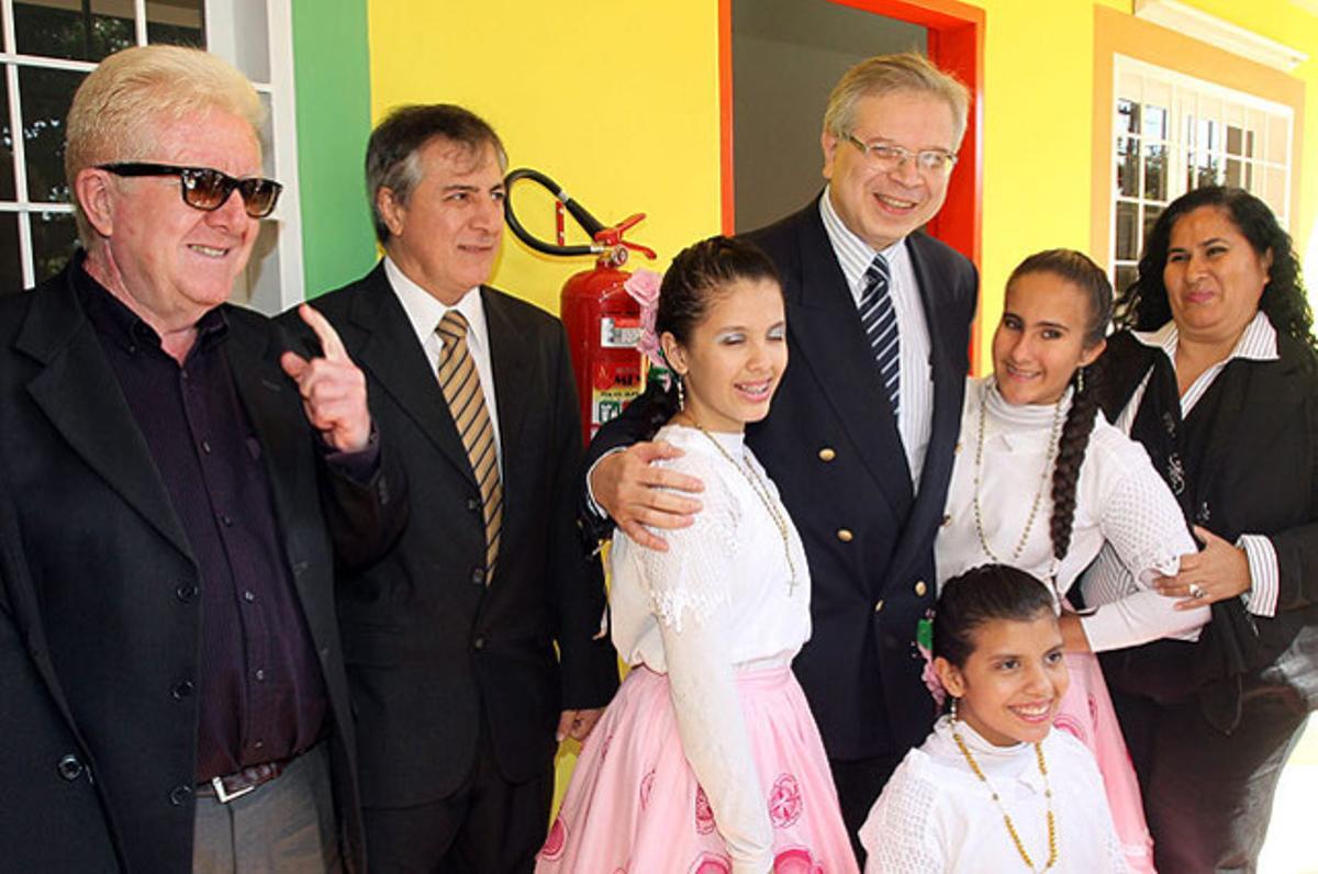 El ministre de Salut Pública, Antonio Arbo (dreta), i el director de l’oenagé Solidaritat amb el Tercer Món, Manuel Zaguirre (esquerra), durant la inauguració d’una guarderia infantil a l’Hospital Maternoinfantil d’Asunción (Paraguai).
