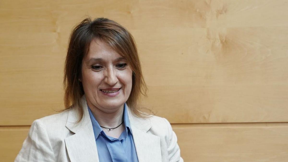 La consejera de Educación, Rocío Lucas, momentos antes de comparecer en las Cortes.