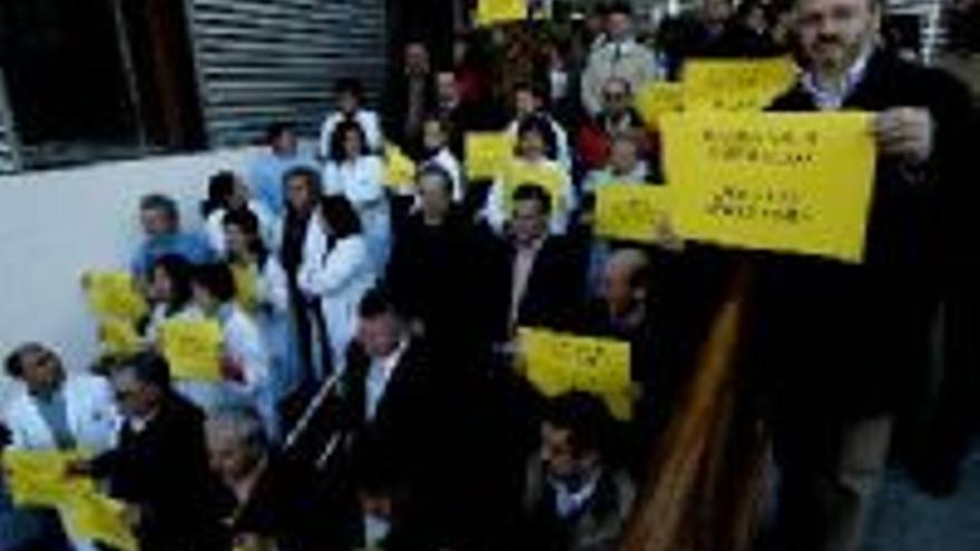 Concentración contra la agresión a una médica