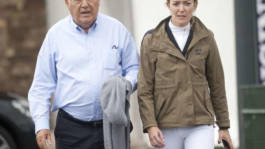 Amancio Ortega y su hija Marta, el verano pasado en Casas Novas. // J. Roller