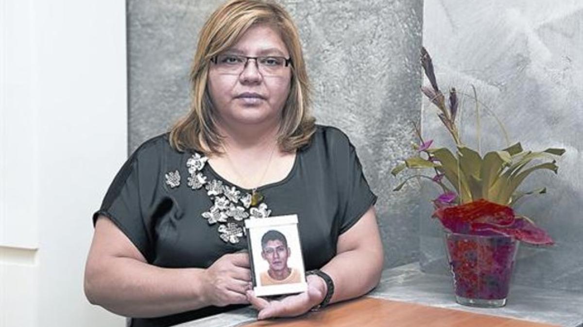 Esta madre coraje rompe su silencio y posa con una foto de su hijo fallecido.