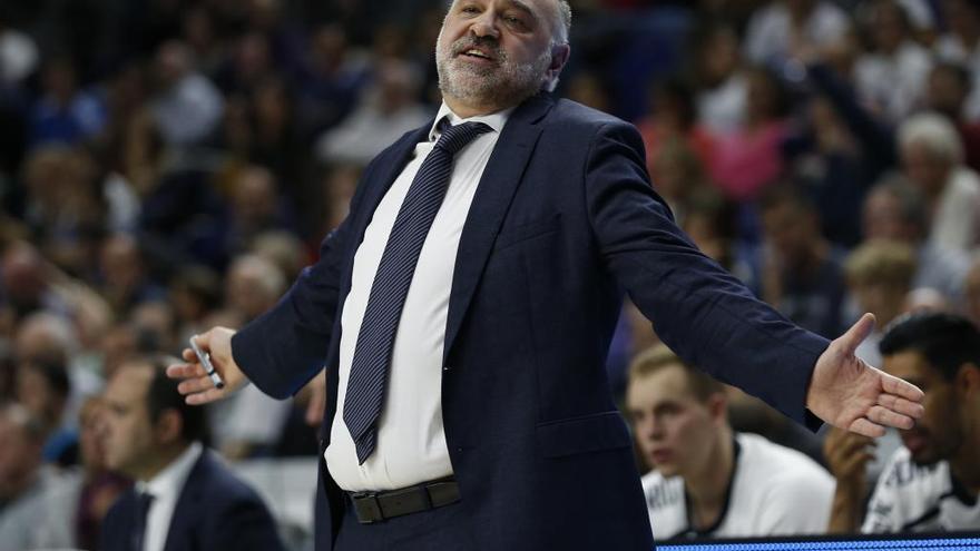 Pablo Laso se dirige a los árbitros, en la final ante el Barcelona. // Europa Press