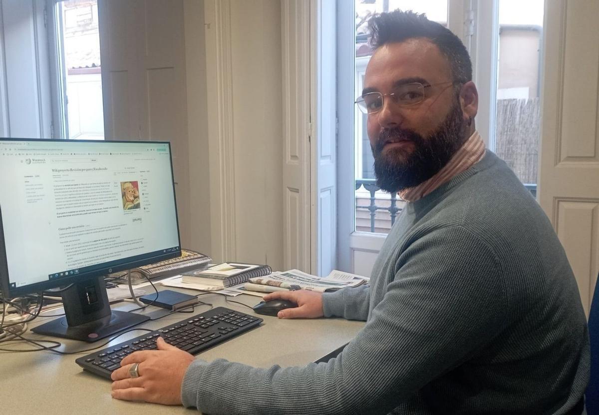 Alejandro García Maldonado, en La Opinión, con la página de ‘revisión de pares’ de Wikipedia. | A.V.