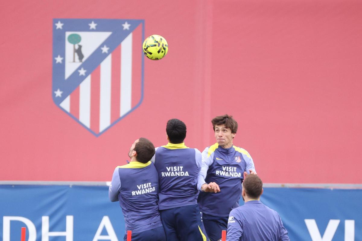 Los jugadores del Atlético de Madrid, durante el entrenamiento de este sábado.