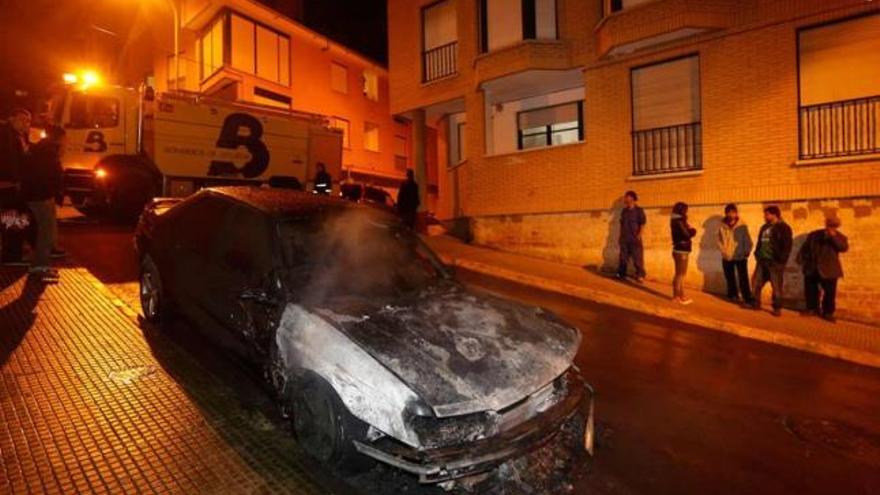 Arde un coche en la calle Madrid de Luanco