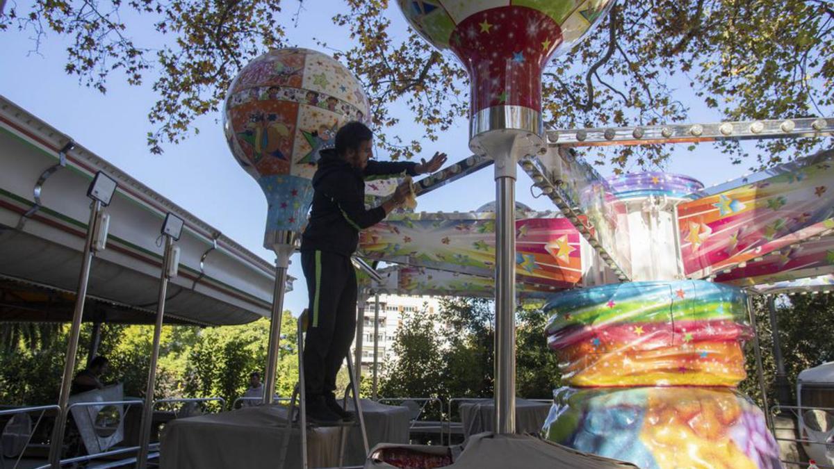 Montaje de una de las atracciones de la feria, ayer. | PERALES IBORRA