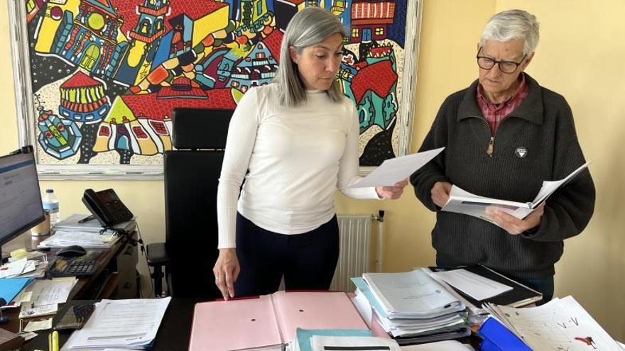 Victoria Portas y Mariano Abalo, revisando ayer los expedientes en el despacho de la alcaldesa. |   // FARO