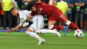 Ramos agarra a Salah durante la final de la Champions de 2018.