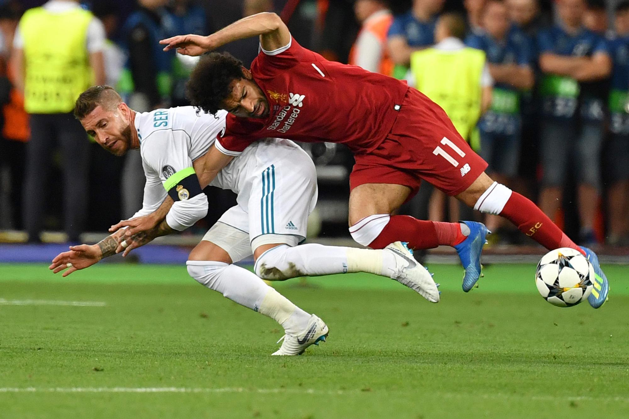 Ramos agarra a Salah durante la final de la Champions de 2018.