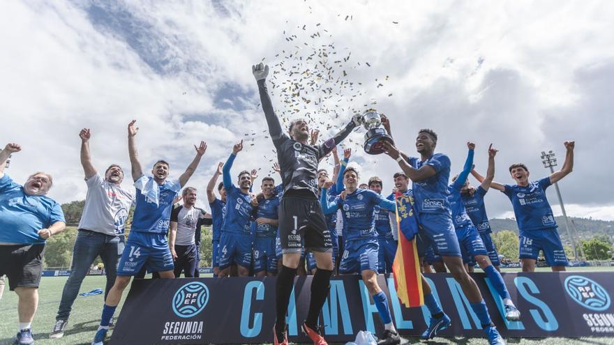 Jerin y Marqueta levantando la Copa de campeones de Segunda Federación, el trofeo del ascenso, ante sus compañeros. |  // ALAN PÉREZ