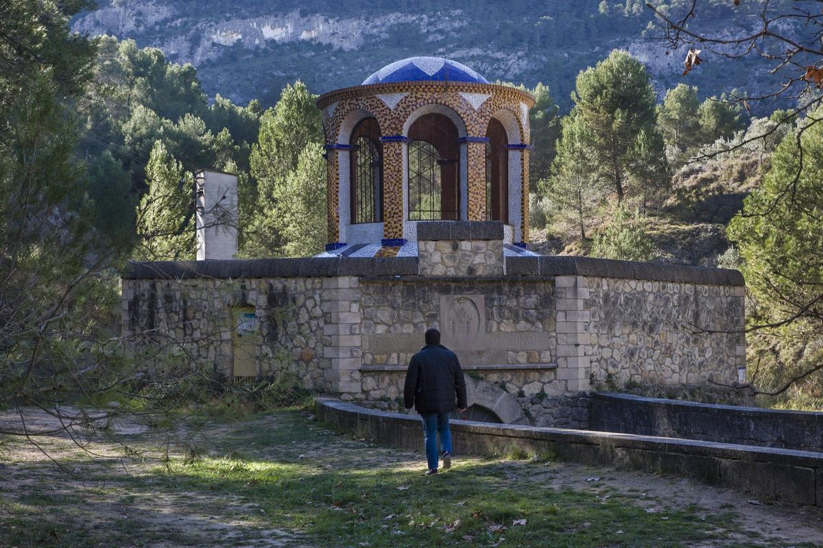 Depósito de El Molinar de Alcoy, por detrás de la cual se situaría el cableado aéreo de media tensión