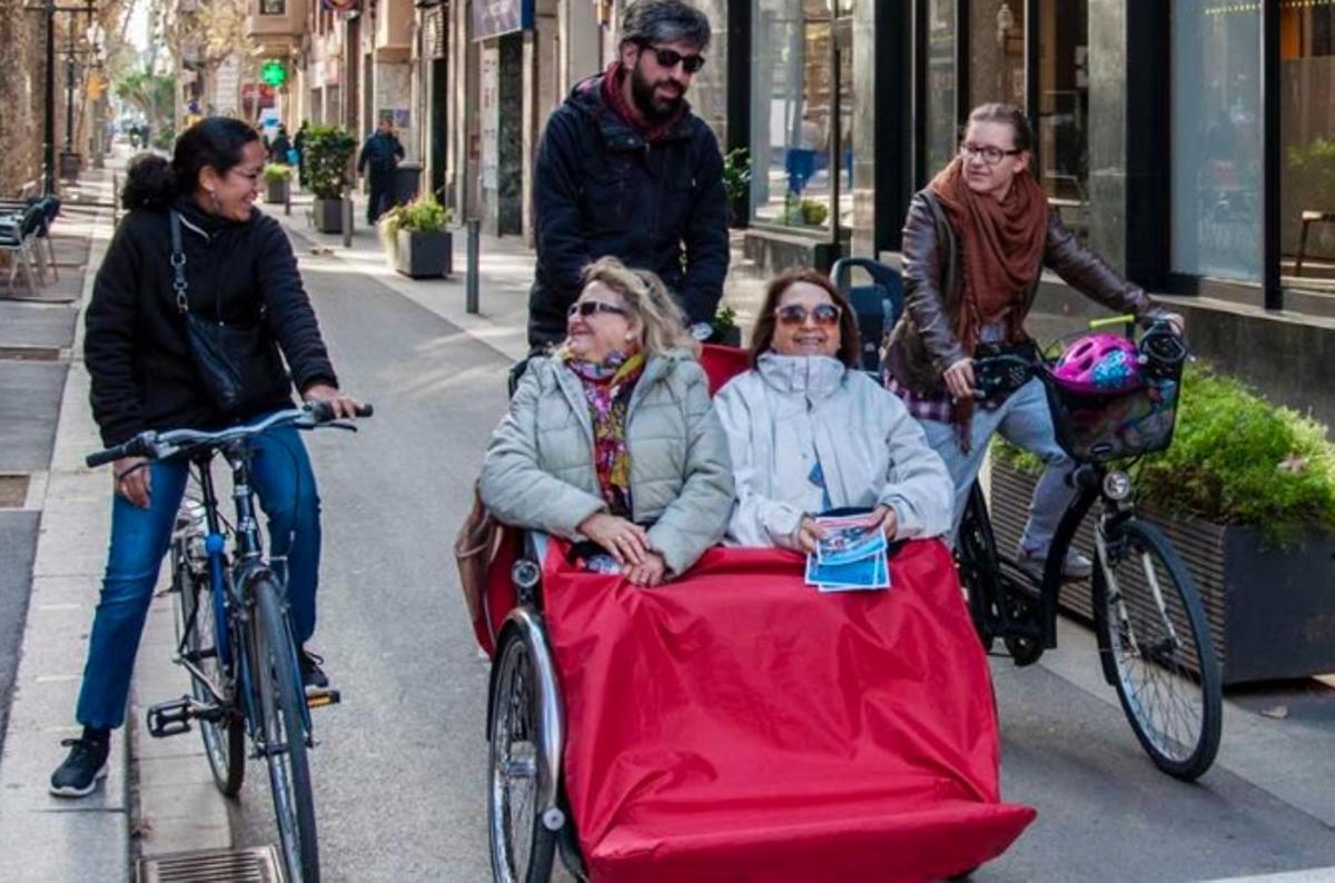 En Bici Sin Edad por una calle de España