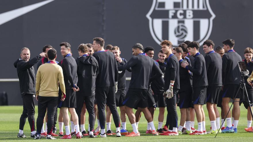 Hansi Flick con la plantilla del FC Barcelona en un momento de un entrenamiento en la CE Joan Gamper