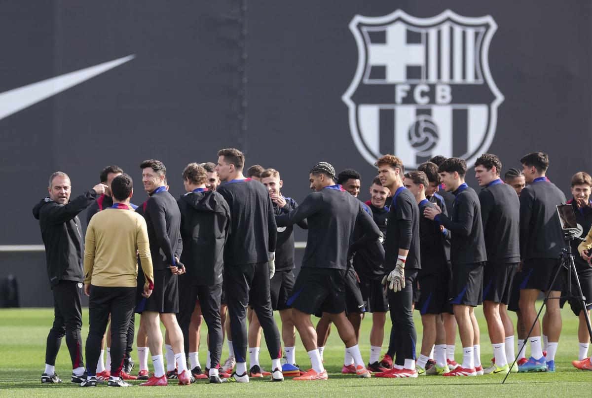 Hansi Flick con la plantilla del FC Barcelona en un momento de un entrenamiento en la CE Joan Gamper