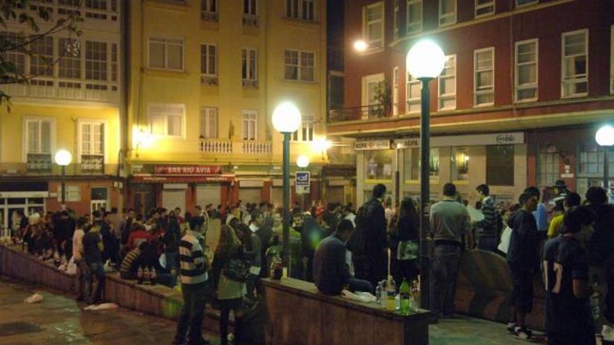 Jóvenes haciendo &#039;botellón&#039; en la plaza del Humor, en A Coruña. / juan varela