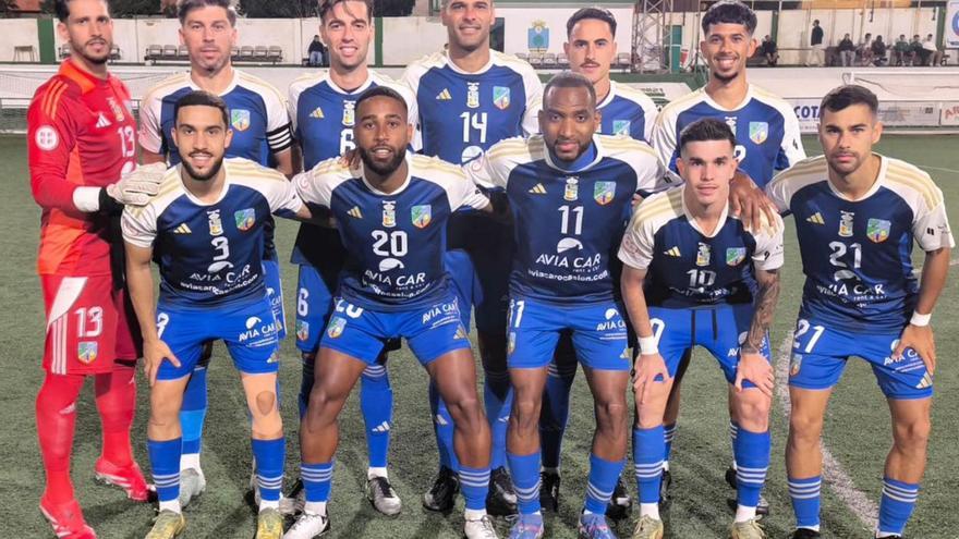 Formación inicial que presentó, anoche, el San Fernando en Las Palmitas, el campo del Estrella. | UD SAN FERNANDO