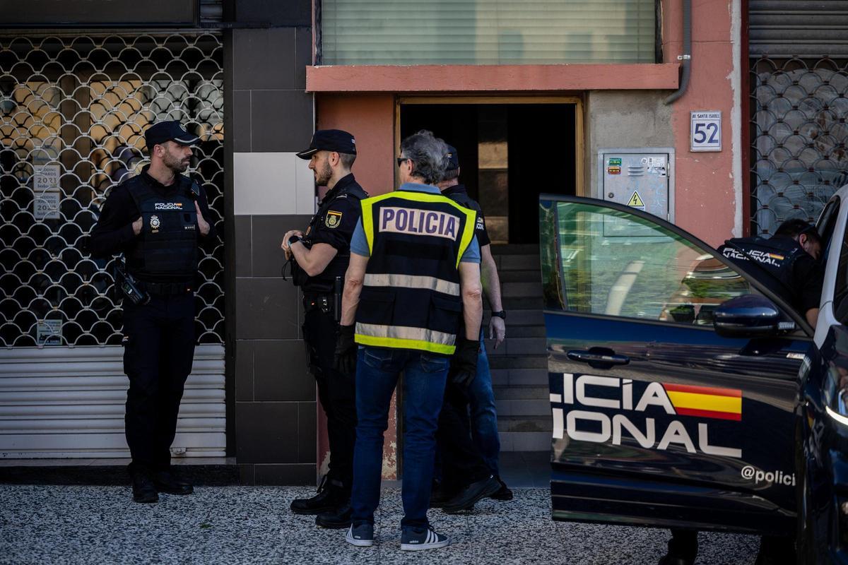 En imágenes | Un hombre se atrinchera en una vivienda de un barrio de ...