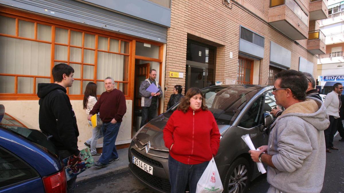 Personas en la cola de la oficina del INEM en Xàtiva, en una imagen de archivo