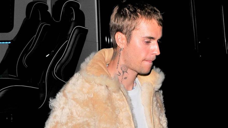 Justin Bieber está dolido por la noticia del compromiso de Selena Gomez