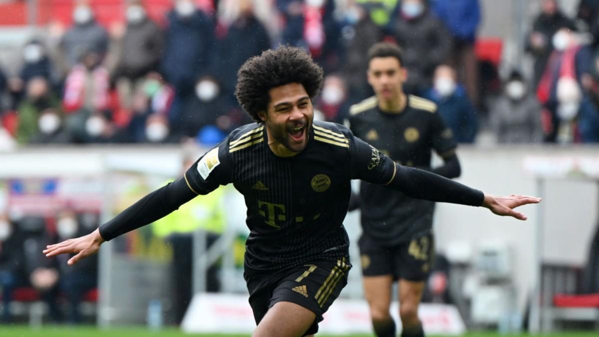 Gnabry celebrando su tanto ante el Friburgo