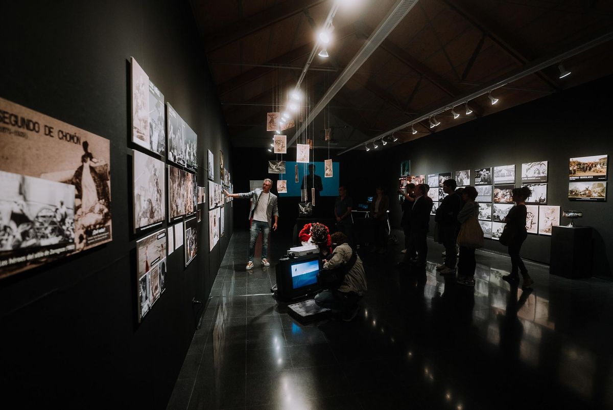 La exposición incluye 70 obras y cuatro audiovisuales en el Centro Cultural Manuel Benito Oliver de Huesca.