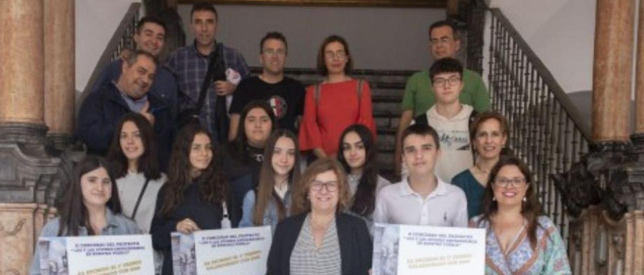 Estudiantes premiados, junto a Alba Doblas.