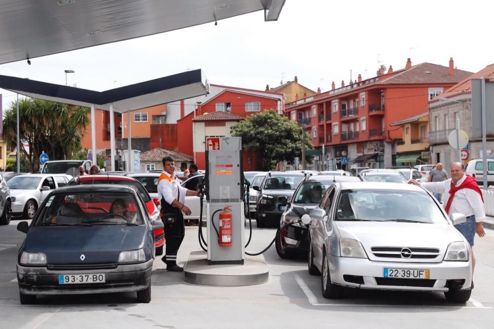 La falta de carburantes en Portugal deriva a cientos de coches a gasolineras gallegas