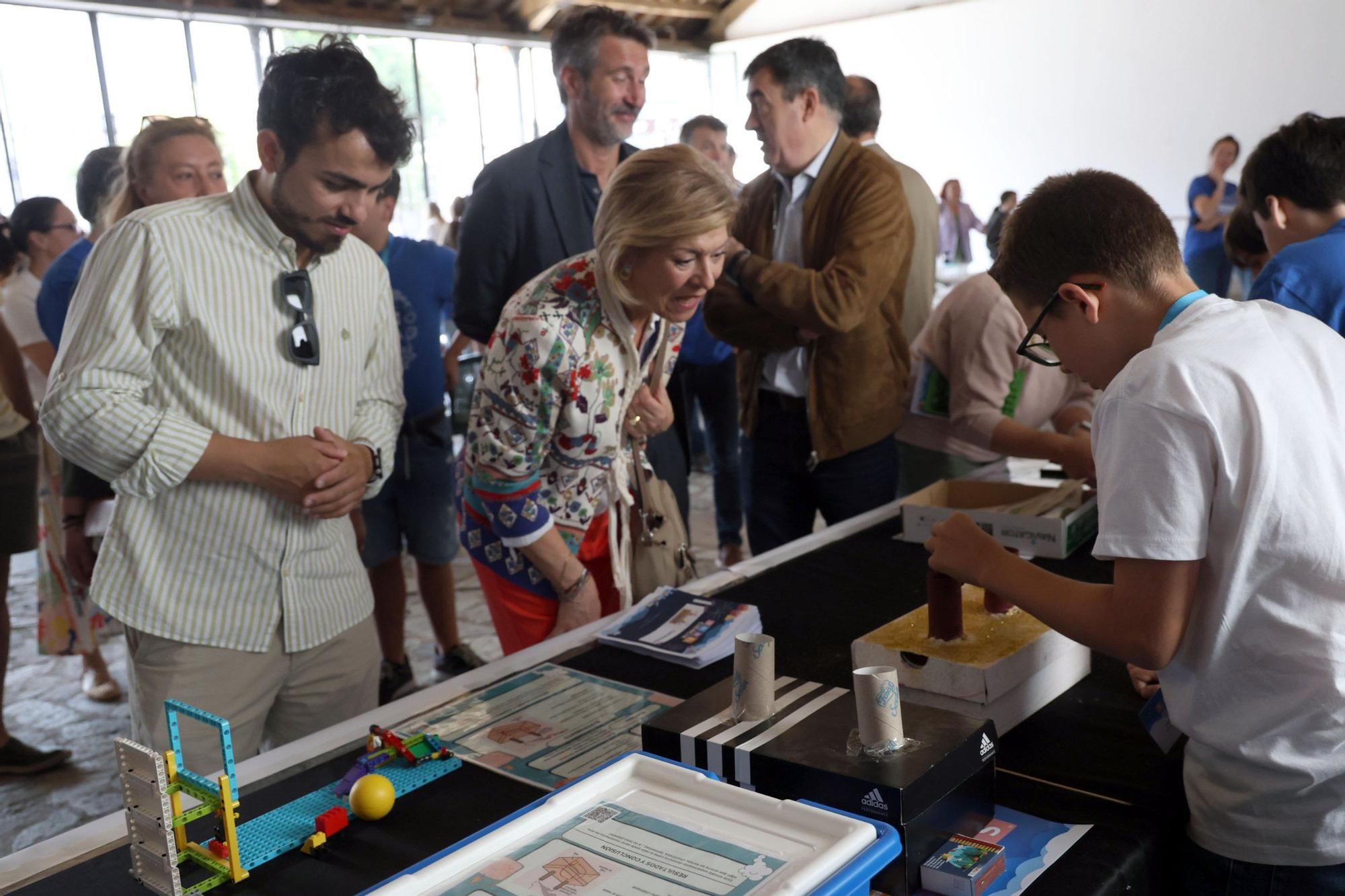 La feria Salnés Ciencia, celebrada esta mañana en la plaza de A Peixería (Vilagarcía).