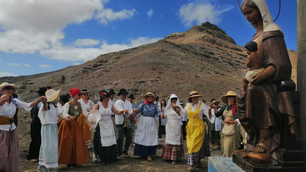 Un grupo de romeros y romaras bailan en honor a la Virgen de El Tanquito en uno de los descanso de camino al santuario, ayer | | JOHATHAN HERNÁNDEZ