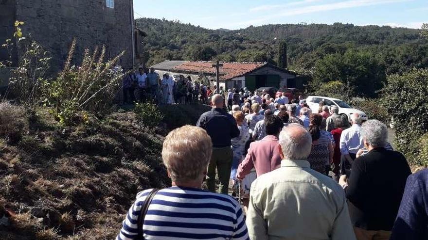 Buxel honra a su Anxo da Garda. Los más devotos se congregaron ayer en la capilla de Buxel para honrar a su Anxo da Garda con una misa solemne. A los actos religiosos que protagonizaron la mañana de ayer, hoy le seguirán la misa de las 11.00 horas y la solemne de las 13.00 horas. La sesión vermú correrá a cargo de la charanga Chirigota que repetirá actuación en la verbena nocturna junto a la orquesta Estrellamar.
 Laura Moure